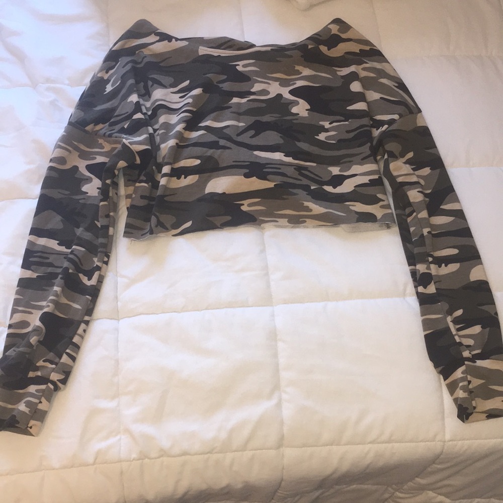 Cropped camo sweatshirt